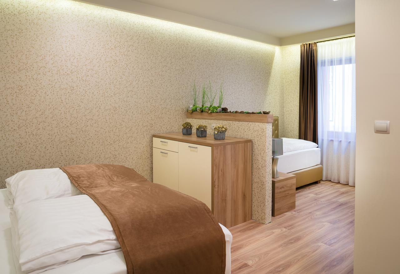 Foter Rezidencia 2 Aparthotel เยอร์ ภายนอก รูปภาพ