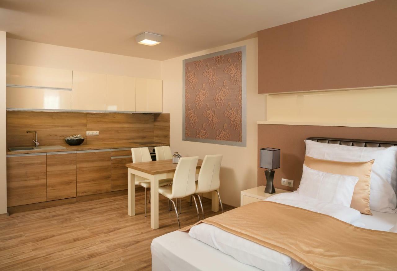 Foter Rezidencia 2 Aparthotel เยอร์ ภายนอก รูปภาพ
