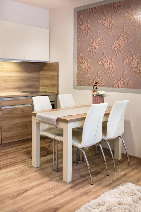 Foter Rezidencia 2 Aparthotel เยอร์ ภายนอก รูปภาพ