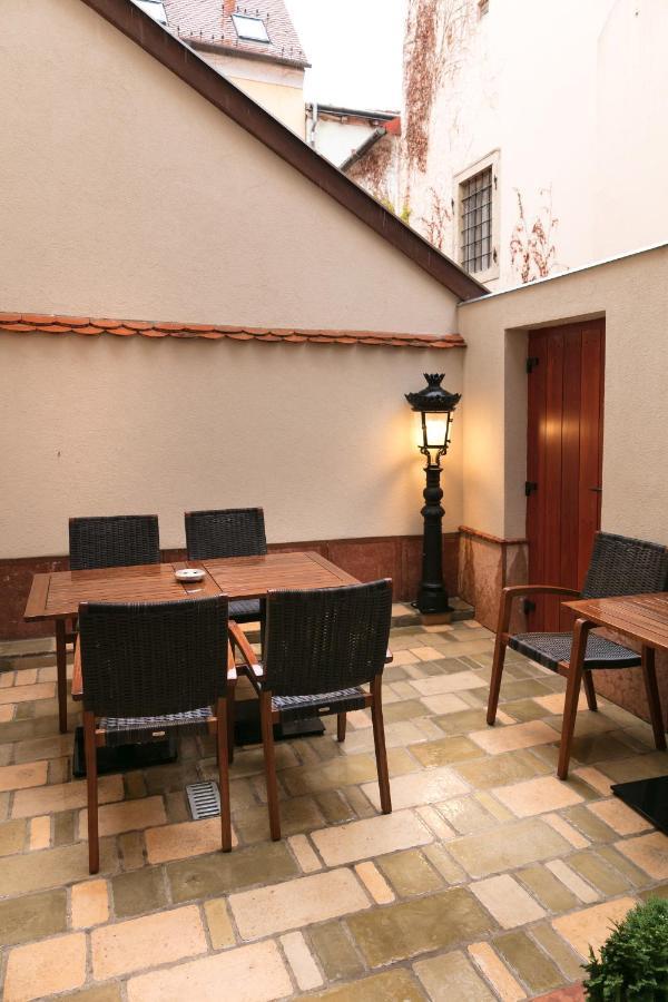 Foter Rezidencia 2 Aparthotel เยอร์ ภายนอก รูปภาพ