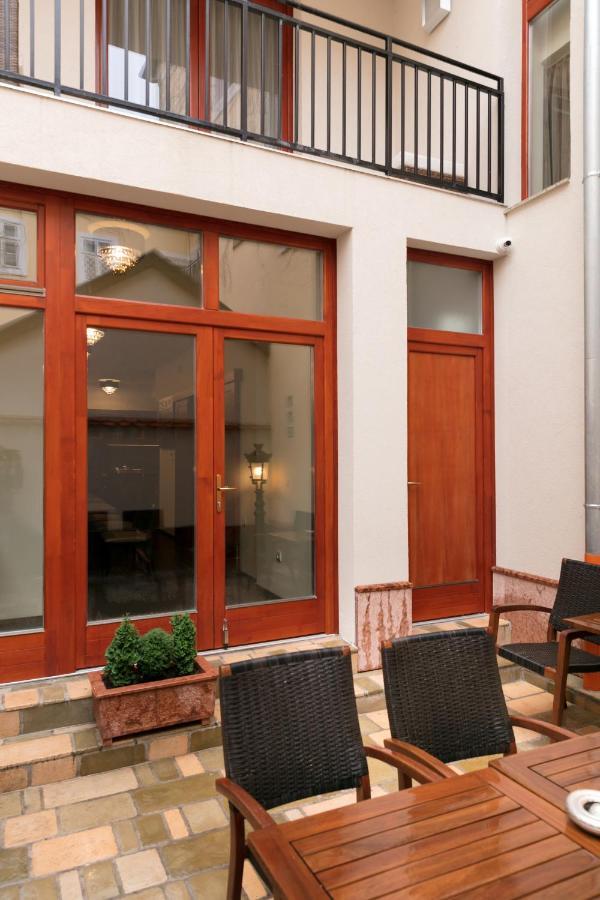 Foter Rezidencia 2 Aparthotel เยอร์ ภายนอก รูปภาพ
