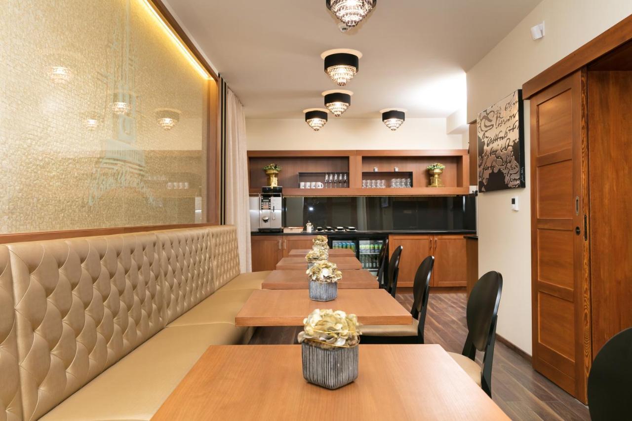 Foter Rezidencia 2 Aparthotel เยอร์ ภายนอก รูปภาพ